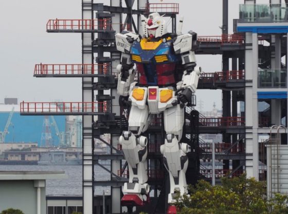 Pour fêter le 40e anniversaire de la série animée Gundam, un robot géant a été testé dans la ville japonaise de Yokohama.