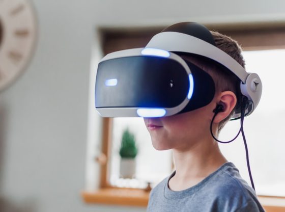 Un enfant portant un casque de réalité virtuelle.