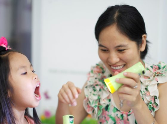 Une jeune femme et sa fille mâchant du chewing gum de Mars Wrigley.