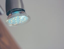 Une lumière LED, fait partie des objets connectés.