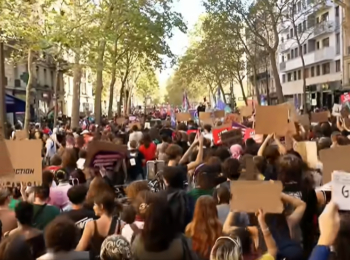 Des élèves dans la rue