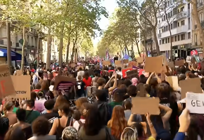 Des élèves dans la rue